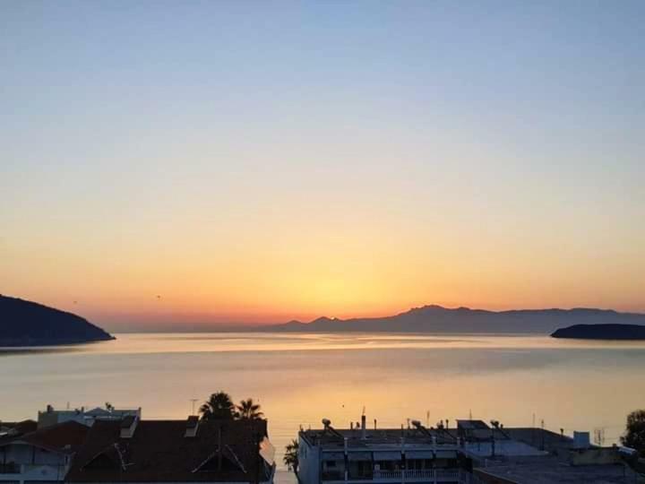 Sea And Sky Apartment Néa Péramos Екстериор снимка